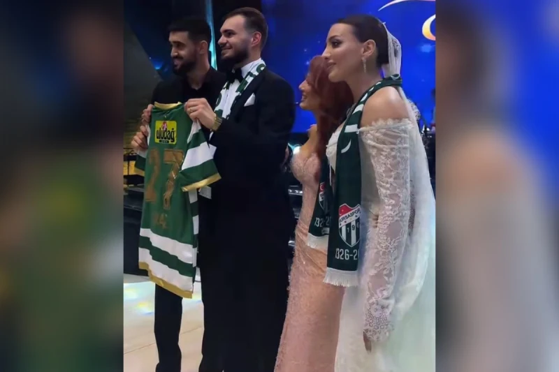 Toral Bayramov Məmməd Hüseynovun toyunda bəylə-gəlinə Bursaspor forması hədiyyə edib