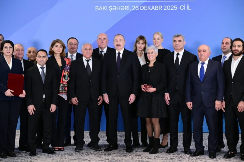 İlham Aliyev sporculara ve uzmanlara konut tahsis belgelerini takdim etti