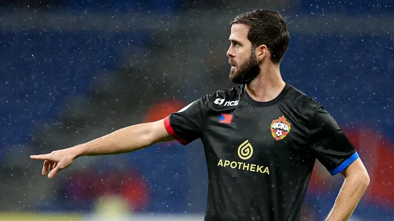 Miralem Pyaniç futbolçu karyerasını bitirdiyini açıqladı