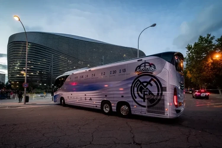 Çılpaq kişi Real Madrid avtobusunun yolunu kəsib, bayraq açmağa çalışıb