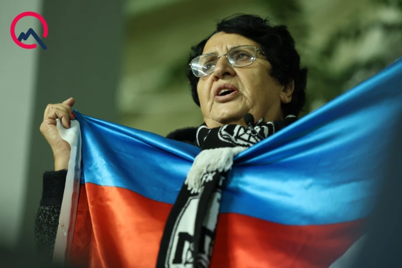 62 illik Neftçi azarkeşi Əfiqə xanım: Nəvəm Neftçidə oynayır, ən böyük arzum onu dünyada tanınmış futbolçu görməkdir - FOTO/VİDEO