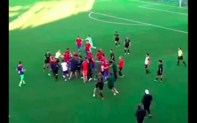 ÇSKA və Lokomotiv matçı kütləvi davaya səbəb olub