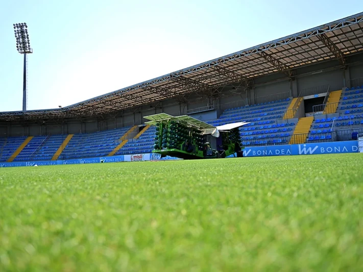 Beynəlxalq standartlara uyğun Liv Bona Dea Arena stadionunda ot örtüyü dəyişilir