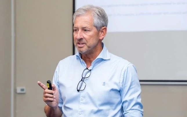 AFFA yetkilisi Frank De Bleker, Barcelona - Newcastle maçında hakem gözlemcisi olarak atandı