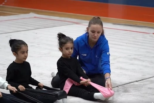 Lənkəranda bədii gimnastika üzrə milli komanda kiçik gimnastlara ustad dərsi keçib - VİDEO