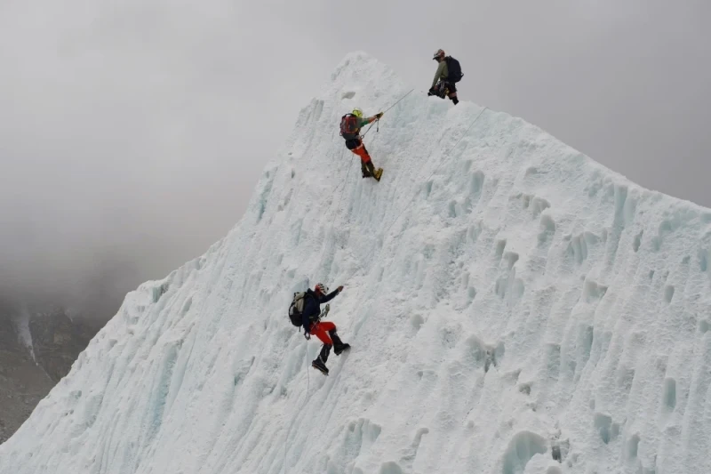 Everest'te yeni rekor: Bir günde 274 dağcı zirveye ulaştı