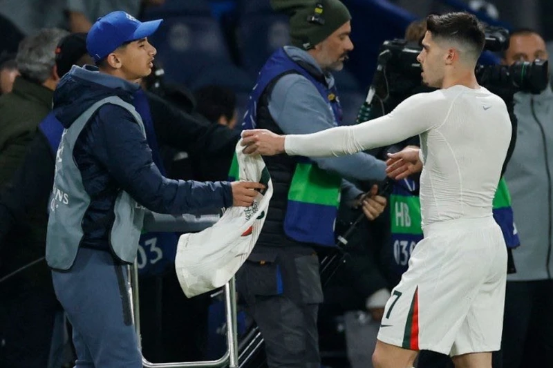 Pedro Neto apologizes to ball boy and gifts him his jersey: How tension turned into a fond memory?