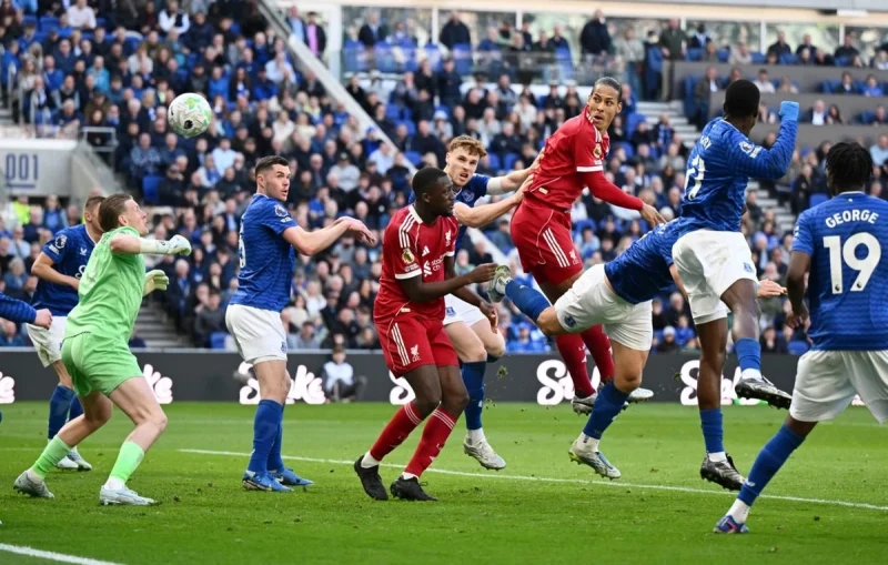 Liverpul səfərdə Evertonu məğlub edib: Van Deykin qolu qələbə gətirib