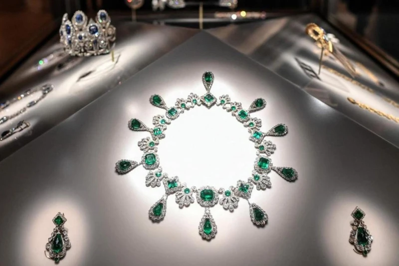 Подозреваемые в ограблении Лувра задержаны на футбольном матче Подозреваемые в ограблении Лувра задержаны на футбольном матче