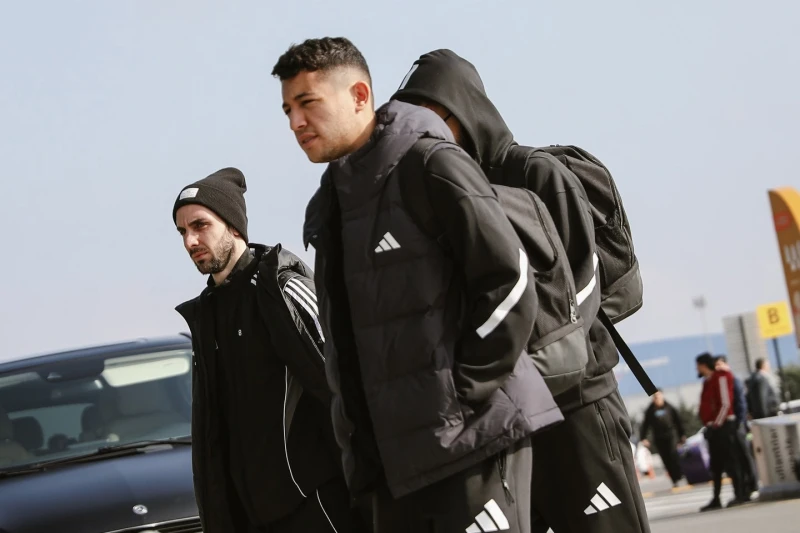 Qarabağ Liverpulla oyunu üçün İngiltərəyə yola düşüb