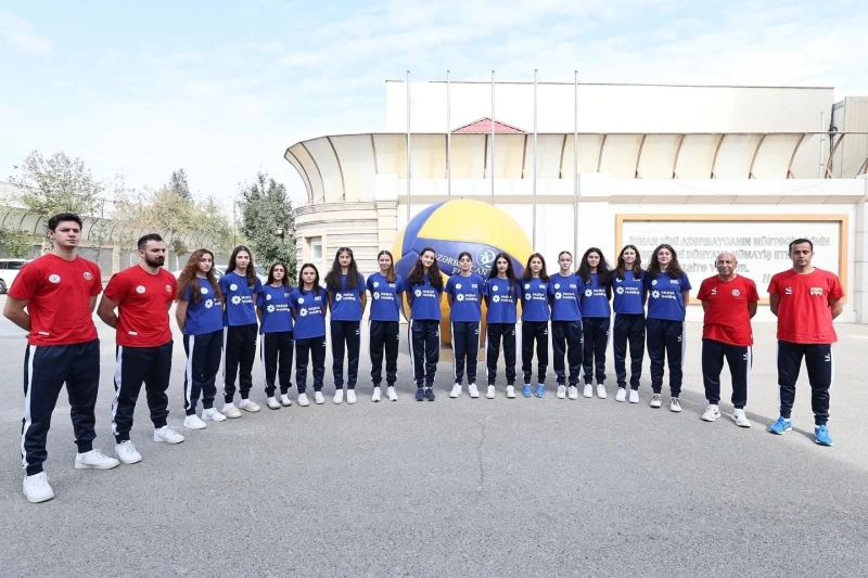 Şahin Bağırov, III. BDT Oyunları'na gidecek voleybol takımlarıyla görüştü