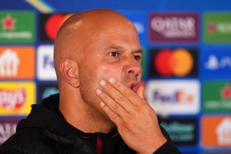 Arne Slot Van Deykin sayılmayan qolu ilə bağlı qərardan narazıdır, Van Deyk isə nəticəyə diqqət çəkdi