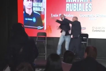 Luis Rubiales Kitab Təqdimatında Yumurta Atəşinə Tutulub