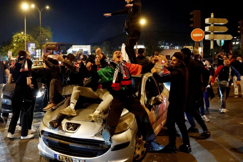 PSJ finala çıxdı, azarkeşlər Parisdə bayram etdi