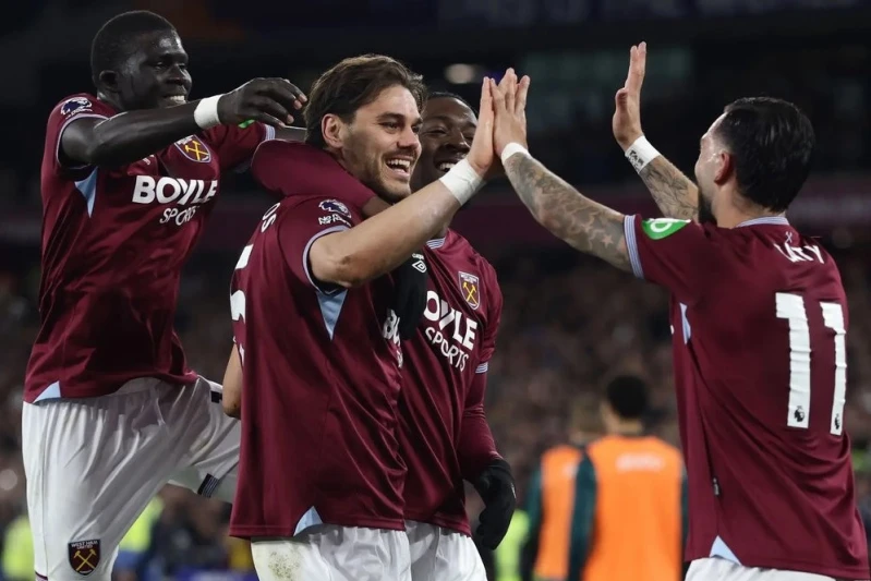 Vest Hem Vulverhempton üzərində qələbə qazanaraq Tottenhemi geridə qoydu