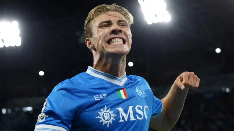 Napoli ÇL-yə vəsiqə qazandı, Hoylunnun satınalma maddəsi aktivləşdi