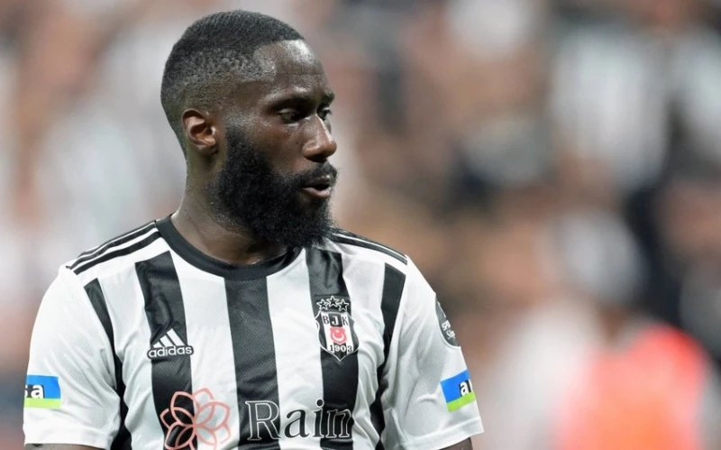 Beşiktaş Artur Masuaku ilə müqaviləni dayandırıb