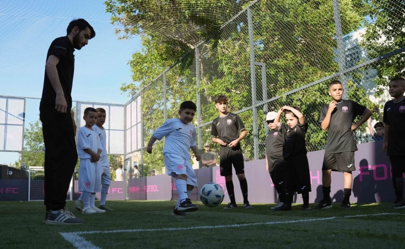 İçərişəhərdə uşaqlar üçün futbol meydançası açıldı