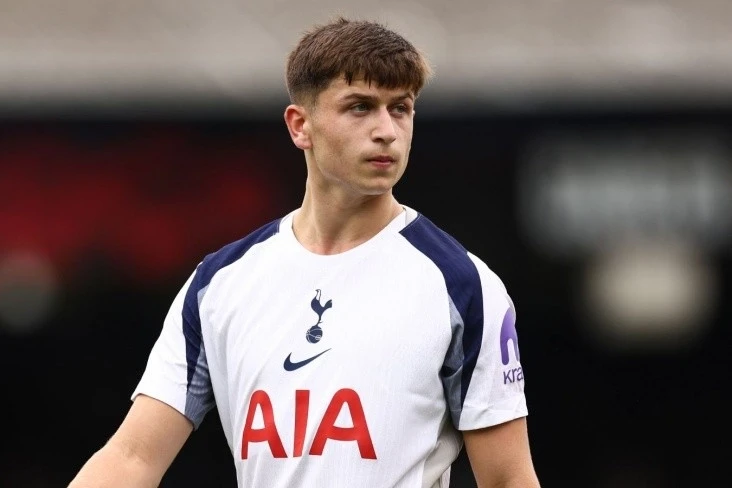 Tottenham loans Mikey Moore to Rangers