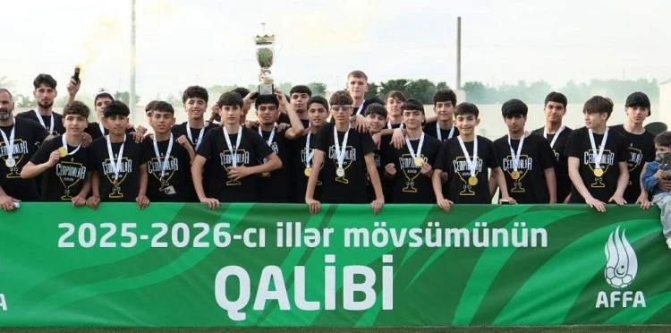 Neftçinin U-15 komandası çempionluq mükafatını aldı