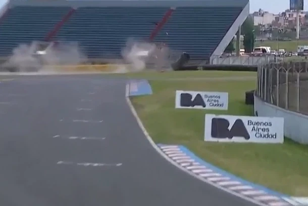 Argentinada Top Race yarışında dəhşətli qəza: Pilot tribunaya çırpıldı