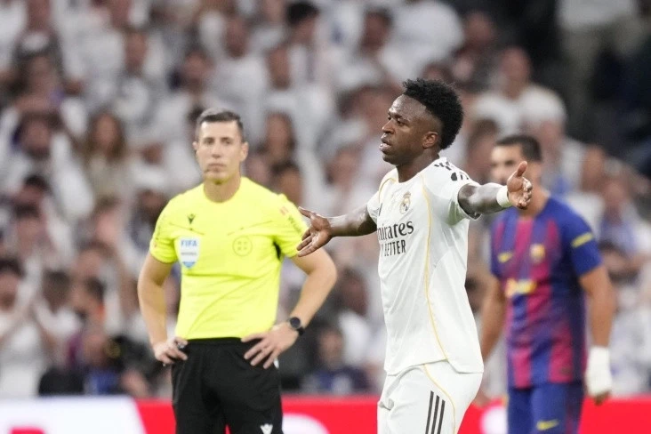 El Clasico end-of-match incident: Raphinha and Vinicius Junior clash El Clasico end-of-match incident: Raphinha and Vinicius Junior clash