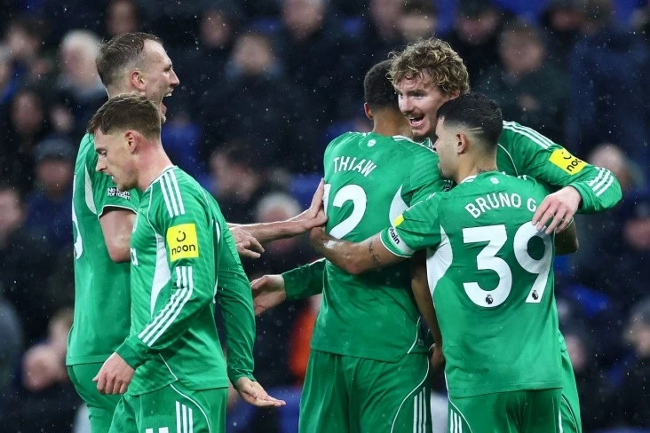 Nyukasl Yunayted Evertonu darmadağın etdi