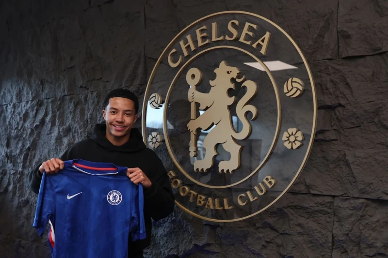 Chelsea, Sheffield Wednesday'in 17 yaşındaki defans oyuncusuyla sözleşme imzaladı