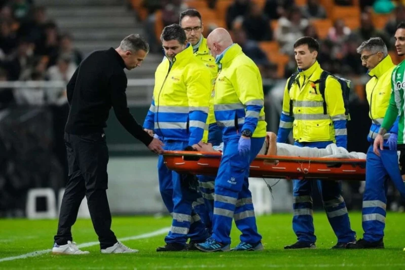 Shaqueel van Persie Suffers Severe Knee Injury in Match Against Betis