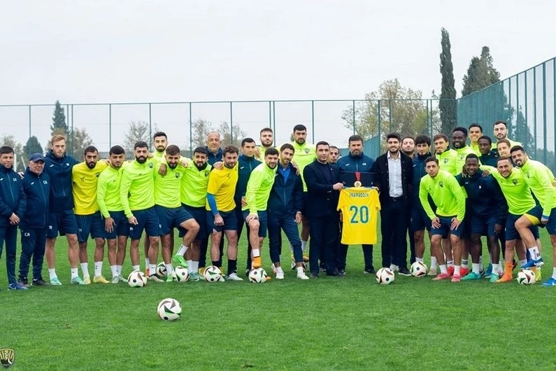 Parisi fəth edən idmançı Kəpəzin düşərgəsinə baş çəkib