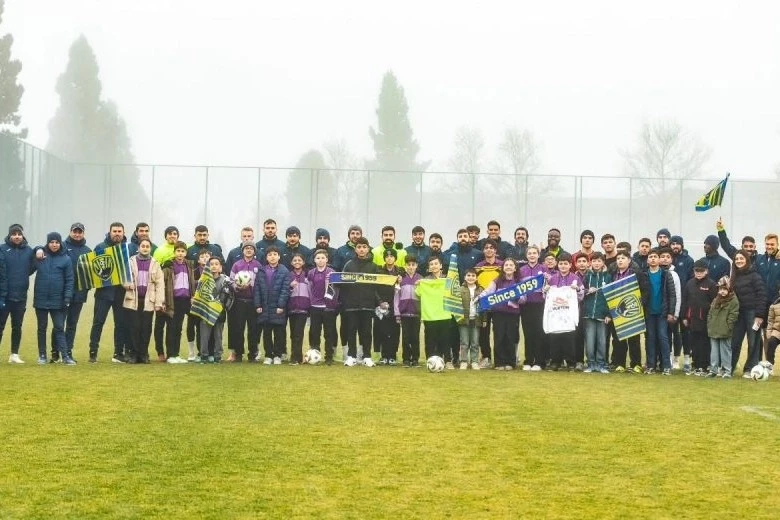 “Kəpəz”in futbolçuları məktəblilərlə görüşdü