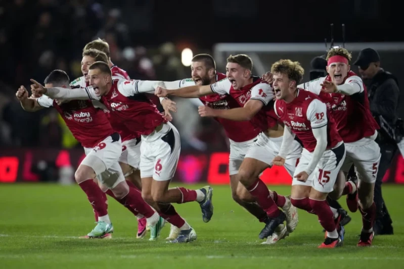 Fleetwood Town, İngiltərə Liqa Kubokunda Arsenalı penaltirilədə məğlub edərək çeyyara yüksəldi