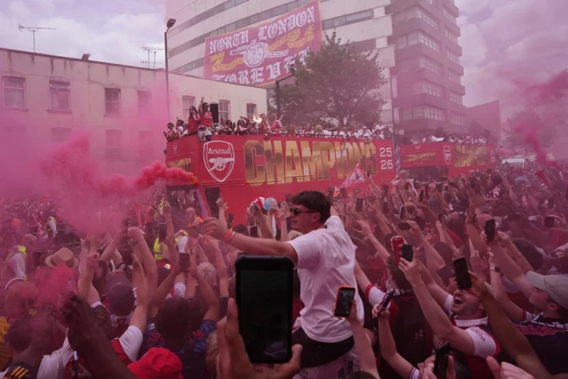 Yüz Binlerce Taraftar Arsenal'in Premier Lig Şampiyonluğu Geçit Törenine Katıldı