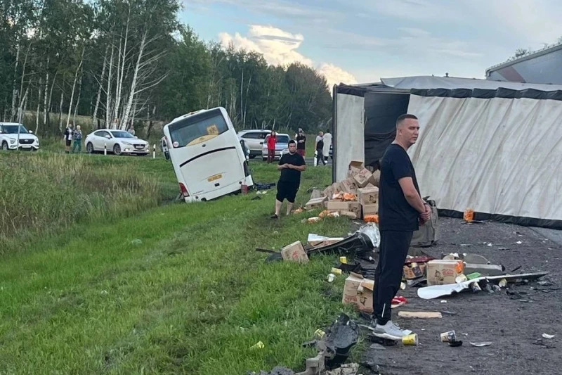 Автобус футбольной команды «Тюмень-2» попал в аварию в Омске, есть пострадавшие