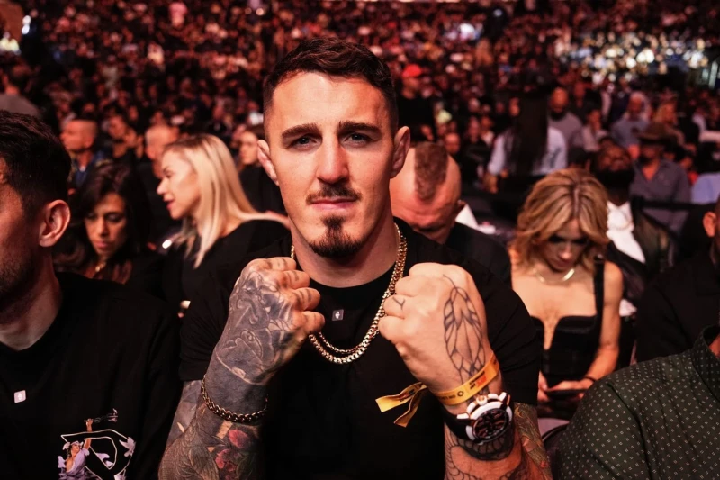 Tom Aspinall showed the condition of his eyes after the fight with Gane - PHOTO