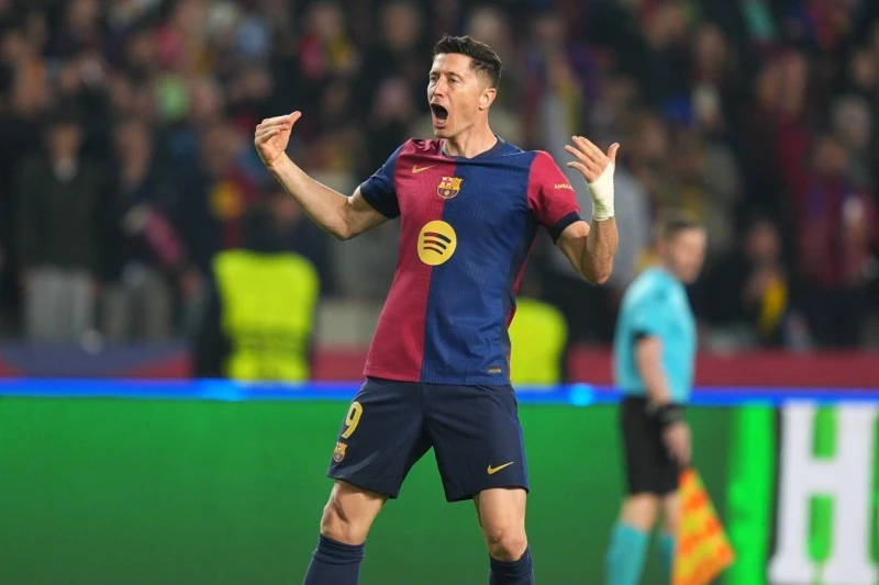 Robert Lewandowski Barcelonadan ayrılmak için plan yapmıyor