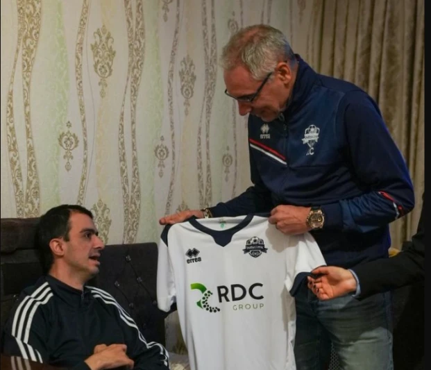 İmişli FK fiziki məhdudiyyətli gəncə əlil arabası hədiyyə etdi