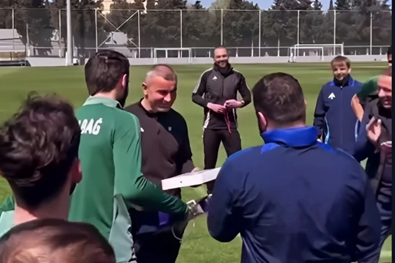 Futbolçular planşetini sındıran Qurban Qurbanova təzə planşet bağışladılar