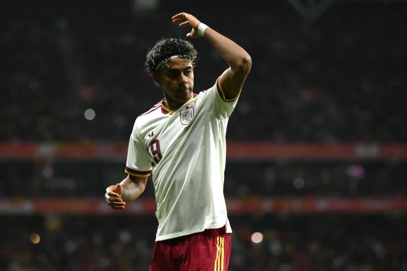 Реакция Ламина Ямаля на расистскую атаку испанских фанатов в Барселоне