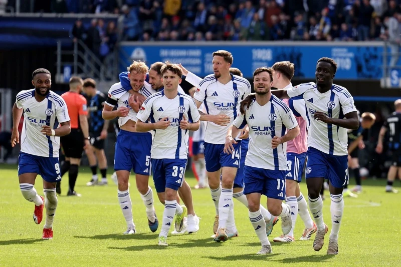 Şalke Fortuna üzərində qələbə ilə Bundesliqaya yüksəlməyə yaxınlaşdı