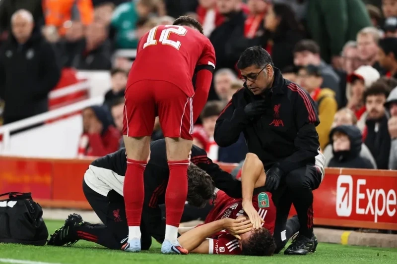 Liverpool defans oyuncusu Giovanni Leone, ciddi sakatlığı nedeniyle birkaç ay sahalardan uzak kalacak