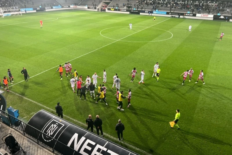Neftçi - Karvan-Yevlah maçında futbolcular arasında olay çıktı