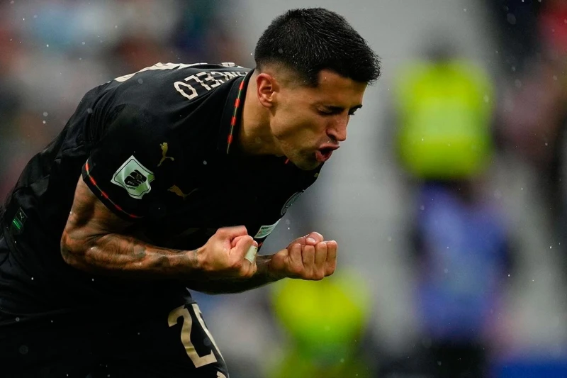 Флик требует от Канселу такой же остроты в защите, как и в атаке