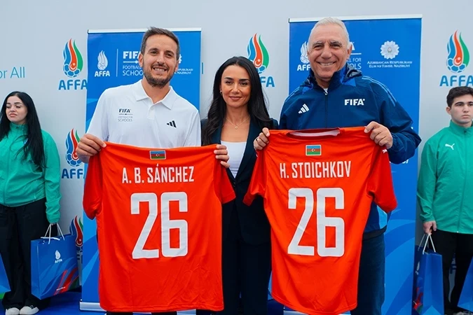 Xristo Stoiçkov Bakıya gəlib və 120 uşaq arasında FIFA-nın “Boots for All” festivalında iştirak edib