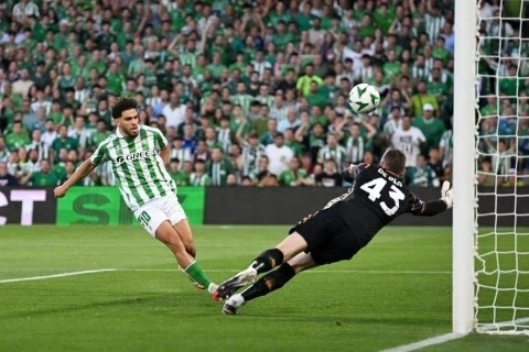 "Betis" evdə, "Çelsi" səfərdə qələbə qazandı