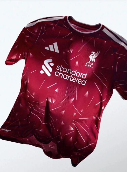 Liverpulun yeni mövsüm üçün ev forması təqdim edildi