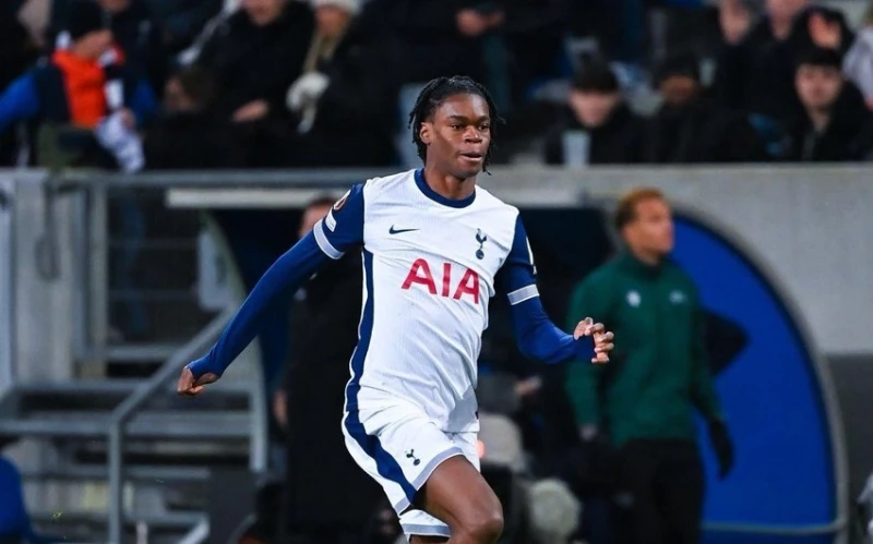 "Tottenhem" 18 yaşlı futbolçu ilə yeni müqavilə imzalayıb