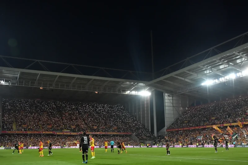 Lans ardıcıl 69-cu ev oyununu dolu tribunalarla keçirib