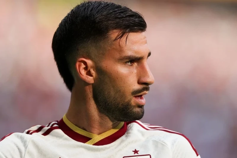 “Arsenal” 2026-cı il dünya çempionu Aleks Baenanı transfer etmək istəyir
