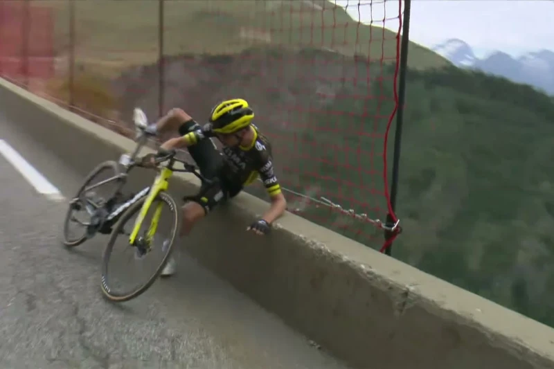 ABŞ-li velosipedçi Sepp Kuss Tour de France yarışında uçuruma düşməkdən son anda xilas olub